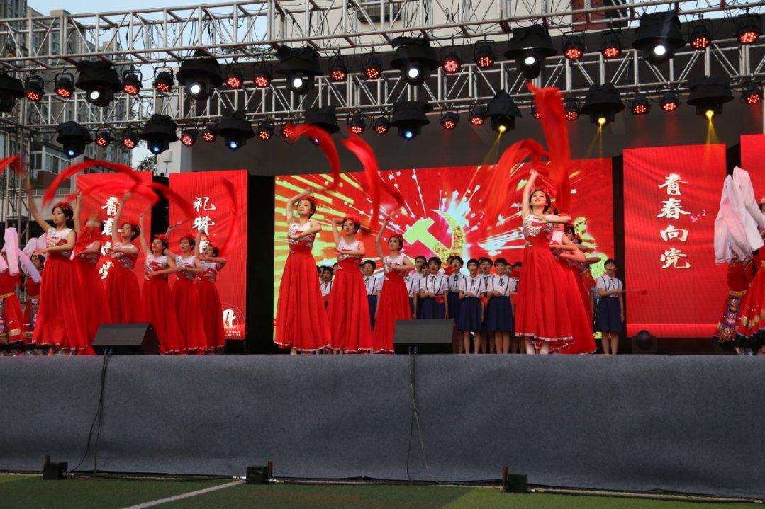 高铁乘务员学技艺